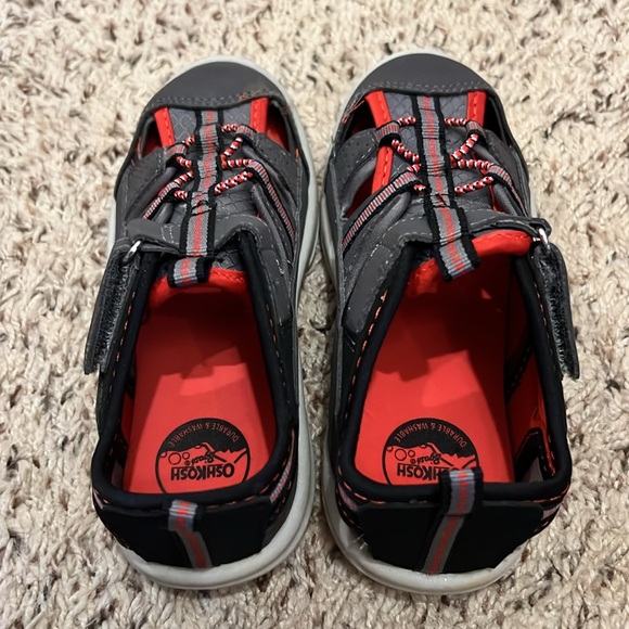 Boys Oshkosh Zinger Sandals Shoes Size 12 Black Red Gray - Picture 3 of 6